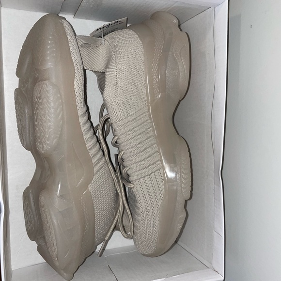 Very comfortable athletic sneakers with built in memory foam cushion - Picture 2 of 3